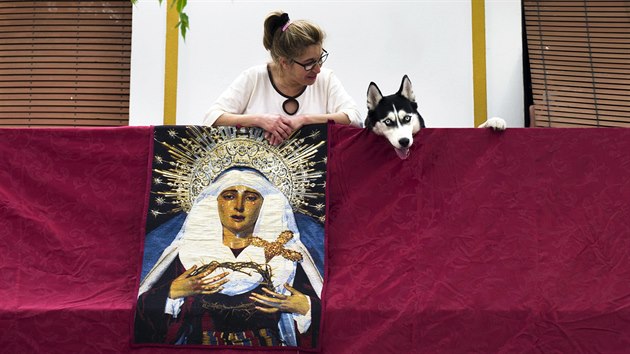 ena v Seville ve panlsku s plaktem Panny Marie vyvenm na balkn. (7. dubna 2020)