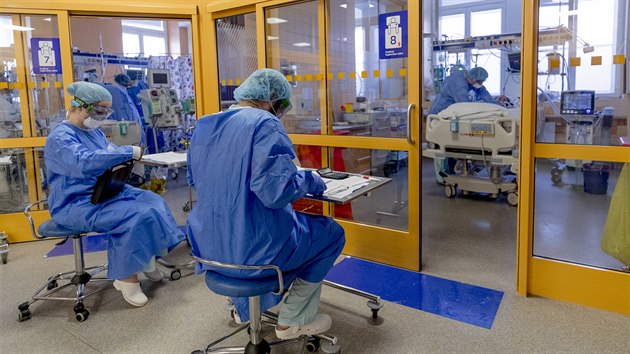 Na oddělení KARIM Všeobecné fakultní nemocnice v Praze se aktuálně starají o pět pacientů s covid-19. (7. dubna 2020)