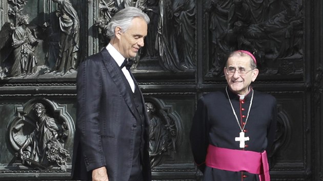 Za doprovodu varhan vystoupil italsk zpvk Andrea Bocelli v rmci oslav Velikonoc v Katedrle Narozen Panny Marie v Miln. (8. dubna 2020)