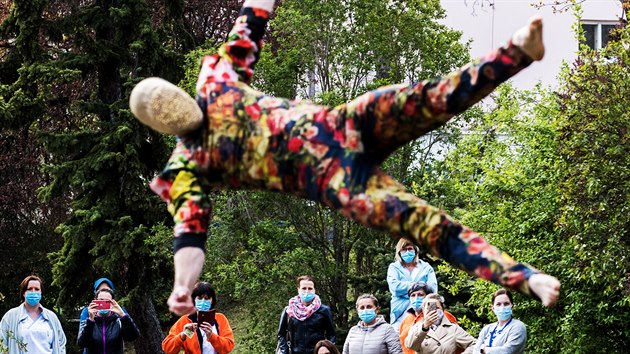 Vystoupen akrobat z Cirku La Putyka v arelu Vinohradsk nemocnice pro mstn zdravotnky. (14. dubna 20202)