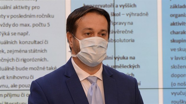 Koordinátor epidemiologického týmu ministerstva zdravotnictví Rastislav Maďar vystoupil na tiskové konferenci k uvolňování protikoronavirových opatření ve školství. (15. dubna 2020)