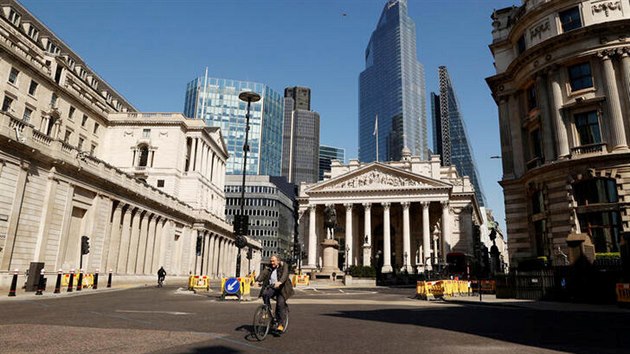 Cyklista projd ped Bank of England, centrln bankou Velk Britnie. (15. dubna 2020)