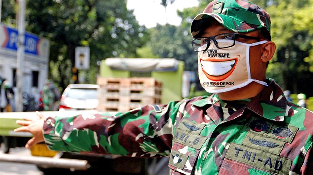 Člen indonéské armády dohlíží na pořádek na předměstí Jakarty. (15. dubna 2020)