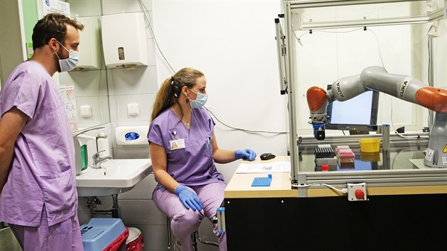 V centrln laboratoi Nemocnice Na Bulovce probh testovn vzork pacient s podezenm na covid-19 pomoc nov robotick ruky. (15. dubna 2020)