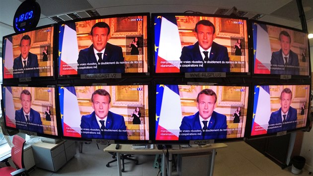 Televizn obrazovky s projevem francouzskho prezidenta Emmanuela Macrona. (14. dubna 2020)