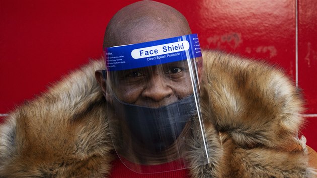 Muž se chrání před nákazou koronavirem v New Yorku. (16. dubna 2020)
