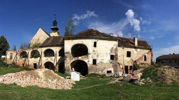 Zámek Omlenička je příkladem památky, kterou se dodnes obnovit nepodařilo.