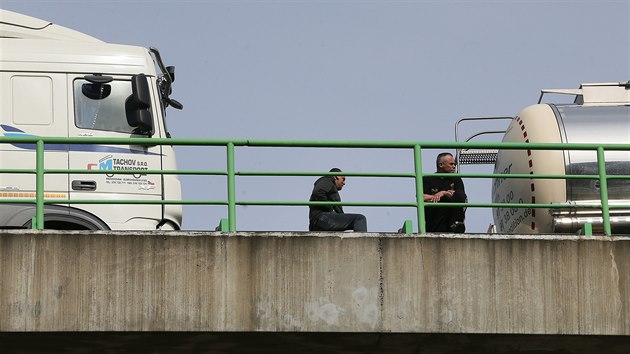 Kamiony čekají v koloně na dálnici D8 směrem na Německo. (15. 4. 2020)