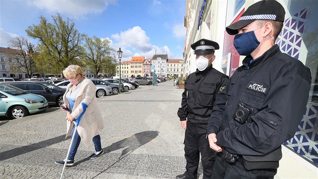 Strnci litomick mstsk policie pi pochzce po zdejm nmst. Kontroly, zda lid nos rouky a neshlukuj se, probhaj nejen pi bn hldkov innosti, ale tak kdy nkdo nkoho ud a zavol je. Policist i strnci v kraji e u stovky takovch ppad.