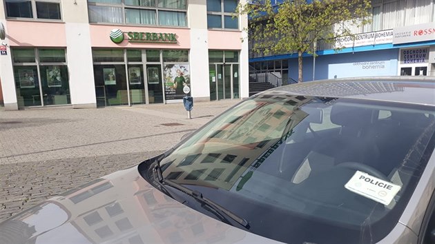 Krtce ped druhou hodinou dolo v st nad Labem na Mrovm nmst k pepaden pennho stavu. O jakou banku se jedn, policie odmtla upesnit. Podle uivatel socilnch st se jedn o Sberbank.