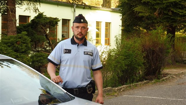 Policista prapork Michal Hazdra z obvodnho oddlen esk Kamenice vythl seniorku z hocho domu, zachrnil j ivot.