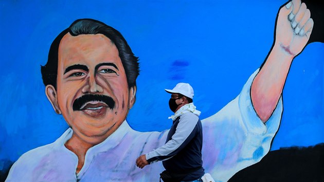 Momentka z ulic města Managua: nikaragujský prezident Daniel Ortega na pozadí pandemie koronaviru.