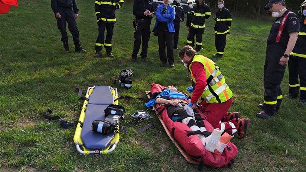 V Beskydech pomáhali záchranáři zraněné ženě.. (18. dubna 2020)