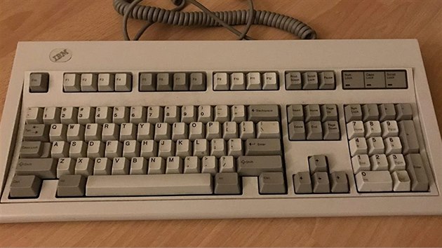 Klasická klávesnice IBM Model M