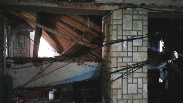 V Adolfovicích na Jesenicku se propadla část podlahy bytu nad bývalou restaurací. Hasiči místo stabilizovali a zajistili, povolána byla i specializovaná technika z Olomouce.