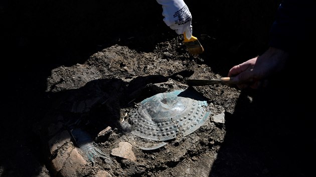 Na poli na Přerovsku ležel poklad z doby bronzové. Obsahoval mimo jiné bronzový kotouček s tepanou ozdobou, takzvanou faléru.