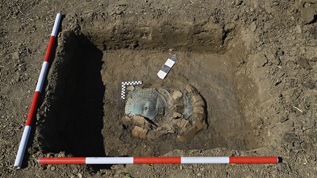 Na poli na Přerovsku ležel poklad z doby bronzové. Obsahoval mimo jiné bronzový kotouček s tepanou ozdobou, takzvanou faléru.