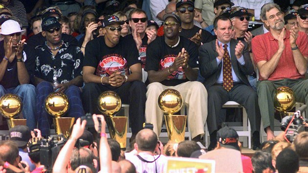 Ron Harper, Dennis Rodman, Scottie Pippen, Michael Jordan (zleva) a jejich trenér Phil Jackson (napravo) slaví v roce 1998 ve společnosti chicagského starosty Richarda Daleyho titul z NBA.