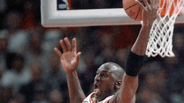 Rok 1998: Michael Jordan v dresu Chicago Bulls doskakuje ve finlov srii s Utah Jazz.