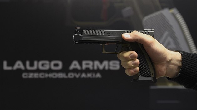 Spolumajitel české firmy Laugo Arms a konstruktér Ján Lučanský předvádí pistoli Alien, kterou společnost vyvinula. (18. dubna 2020)