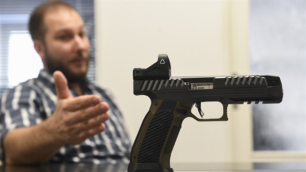 Obchodní ředitel české firmy Laugo Arms Ondřej Poděl představuje pistoli Alien, kterou společnost vyvinula. (18. dubna 2020)