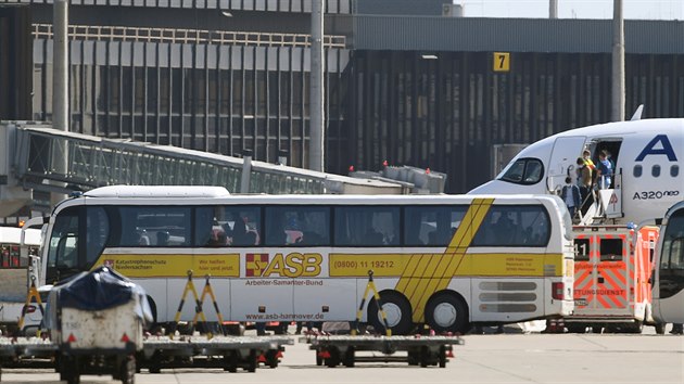 V nmeckm Hannoveru v sobotu dopoledne pistlo letadlo se 47 nezletilmi uprchlky z tbor na eckch ostrovech. (18. dubna 2020)