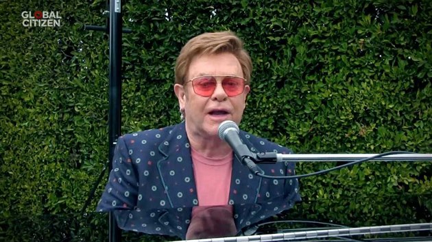 Vystoupen Eltona Johna v rmci velkolep hudebn show One World: Together at Home. (19. dubna 2020)