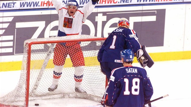 Kapitn esk hokejov reprezentace Robert Reichel se raduje ze svho glu na 5:3 ve finle se Slovenskem na MS 2000 v Petrohrad. Smutn pihlej slovensk brank Jan Lak a tonk Miroslav atan.