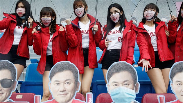 Figurny fanouk na stadionu v Tchaj-wanu, za nimi jsou roztleskvaky.