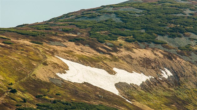 Na jižním závětrném svahu Studniční hory se ukládá sníh do takzvané Mapy republiky.