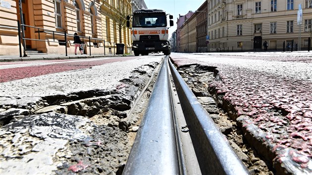 Rozbitá ulice Veveří v Brně před rekonstrukcí plánovanou rekonstrukcí, která začíná 15. dubna 2020.