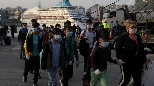 Bezprizorní děti z řeckých uprchlických kempů, které budou přemístěny dále do Evropy, dorazily do přístavu Pireus. (15. dubna 2020)