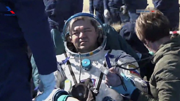 Kosmonaut Oleg Skripočka.krátce po přistání ruské kosmické lodě Sojuz MS-15 v pátek 17. dubna 2020