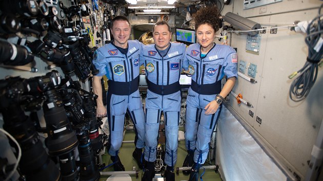 Posádka ISS složená z Američanů Jessicy Meirové a Andrewa Morgana a kosmonauta Ruské federace Olega Skripočka před návrtem na Zemi v dubnu 2020.