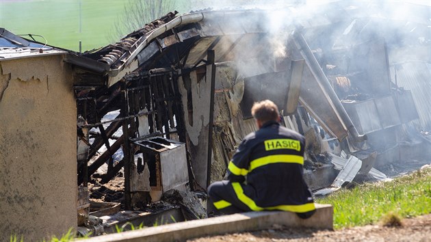 Dobrovolní hasiči hlídají dohořívající budovu drůbežárny firmy Xavergen v Otíně na Klatovsku, v které uhořely tisíce kuřat. (11.4.2020)