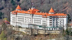 Karlovarský hotel Imperial pohledem z ulice K letiti v Hrkách.