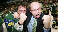 Takto se Miroslav Van�k (vpravo) radoval v roce 2009 z karlovarského mistrovského titulu.