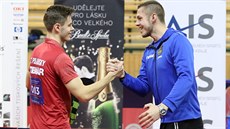 Stolní tenista Tomá Polanský (vlevo) slaví s bratrem Janem, svým kouem, zisk...
