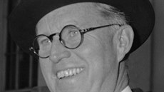 Joseph P. Kennedy (1888-1969). Osm let p�ed smrtí ochrnul na pravou polovinu...