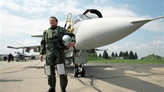 Jeden z prvních dvou eských pilot Petr Mikulenka po peletu prvních gripen...