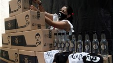 Na krabicích pomoci spolenosti El Chapo 701 nechybjí korporátní nápisy ani...