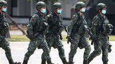 Tchajwantí vojáci s roukami proti koronaviru (9. dubna 2020)