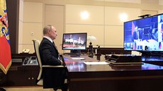 Ruský prezident Vladimir Putin bhem videokonference s klíovými leny vlády....