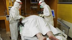 Lékaři v Nemocnici Na Bulovce se starají o nakažené koronavirem. (9. dubna 2020)
