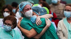 Lékaři a sestry oplakávají svého kolegu v nemocnici Severo Ochoa ve španělském...