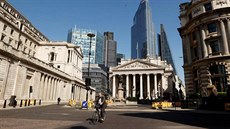 Cyklista projídí ped Bank of England, centrální bankou Velké Británie. (15....