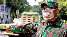 len indonéské armády dohlíí na poádek na pedmstí Jakarty. (15. dubna 2020)
