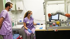 V centrální laboratoi Nemocnice Na Bulovce probíhá testování vzork pacient s...