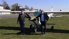 Létající fará Marcin Kieras (vpravo) poehnal svému opavskému regionu z...
