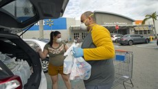 Zákazníci Walmartu ve městě Miami. 4. dubna 2020